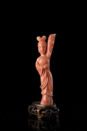 Corallo raffigurante dama con capelli annodati (difetti) Cina, fine sec. XIX...