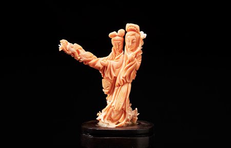 Gruppo in corallo rosa raffigurante due dame e volatili, base in legno Cina,...