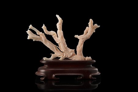 Intaglio in corallo rosa con dama e fenice, con base in legno Cina, fine sec....