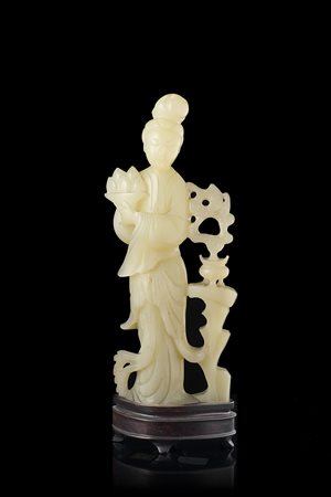 Dama dalle lunghe vesti in giada celadon chiaro raffigurata stante con cesto...