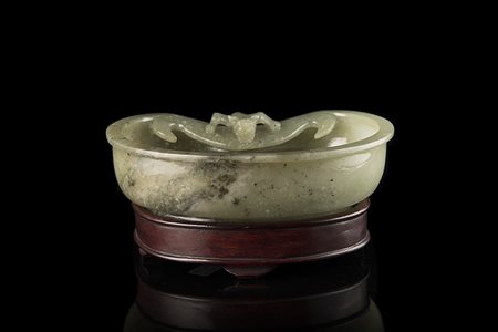 Lavapennello in giada verde con qilin su un lato, con base in legno Cina,...