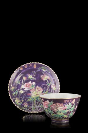 Tazzina con piattino "dayazhai" in porcellana Famiglia Rosa su fondo color...