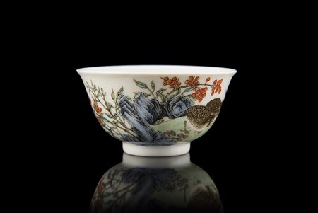 Piccola coppetta da te in porcellana a smalti Falangcai decorata con coppia...