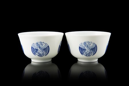 Coppia di coppette in porcellana bianca e blu con decorazione di fenici, con...