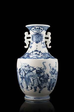 Vaso in porcellana bianca e blu con doppie anse, decorato con scena di figure...