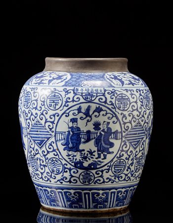 Vaso in porcellana bianca e blu con marchio apocrifo Jiajing decorato con...
