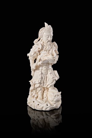 Blanc-de-Chine raffigurante guerriero Zhengwu stante su rocce, con armatura,...