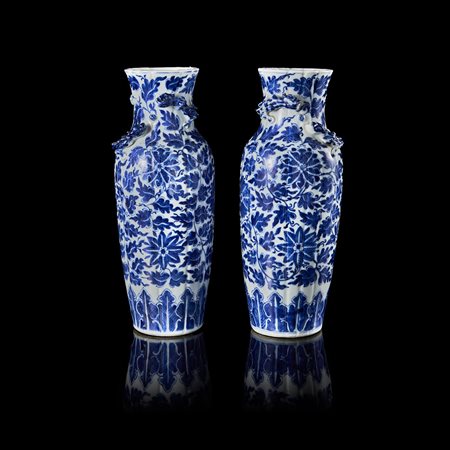 Coppia di piccoli vasi in porcellana bianca e blu decorati a motivi floreali...