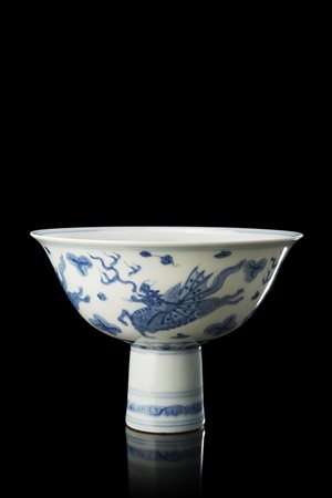 Stem cup in porcellana bianca e blu con decorazione di draghi tra nuvole,...