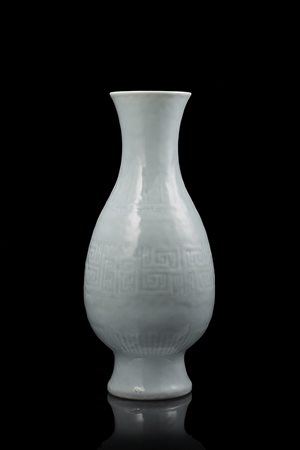 Vaso in porcellana con invetriatura clair-de-lune con decorazione arcaica...