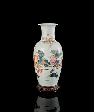 Vaso in porcellana decorato a smalti policromi con figure leggendarie,...