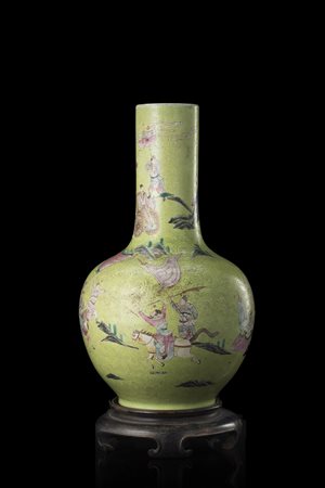 Vaso a bottiglia in porcellana in smalti Famiglia Rosa su fondo verde chiaro...