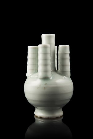Piccolo vaso con cinque bocche in porcellana dall'invetriatura color celadon,...