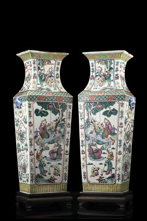 Coppia di vasi biansati con mascheroni in porcellana Famiglia Verde decorati...