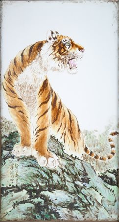 Placca in porcellana di forma rettangolare, dipinta con una tigre ruggente su...