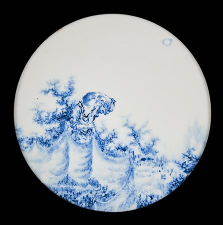 Placca in porcellana di forma circolare, dipinta con monaco tra rami di pino,...