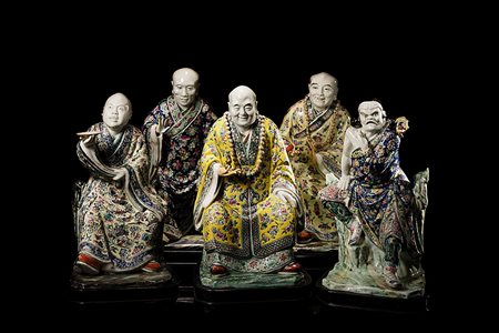 Cinque figure in porcellana smaltata in Famiglia Rosa e policromia,...