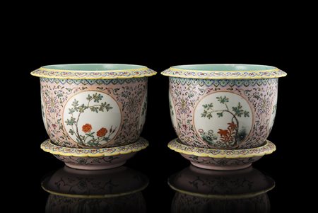 Coppia di jardineres con piatto in porcellana negli smalti della Famiglia...