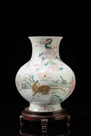 Vaso in porcellana con decori policromi in rilievo degli animali dello...