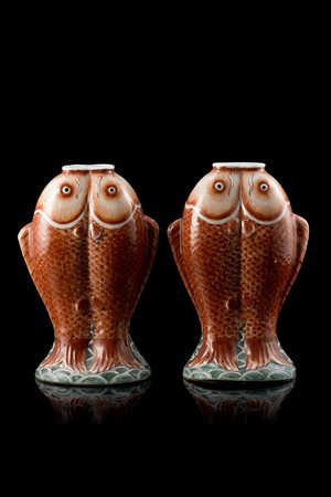 Coppia di vasi a "doppia carpa" in porcellana policroma Cina, dinastia Qing,...