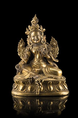 Tara verde in bronzo dorato raffigurata seduta su base a doppio loto in...
