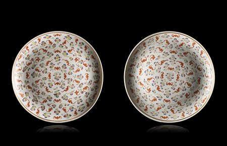 Rara coppia di piatti in porcellana Famiglia Rosa decorati con il motivo dei...