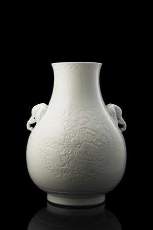 Vaso in porcellana dalla forma arcaica, con doppie anse elefantine, con...