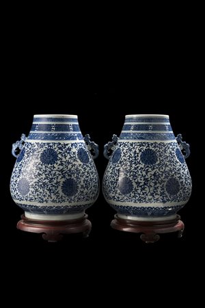 Coppia di vasi in porcellana bianca e blu, dalla caratteristica forma arcaica...