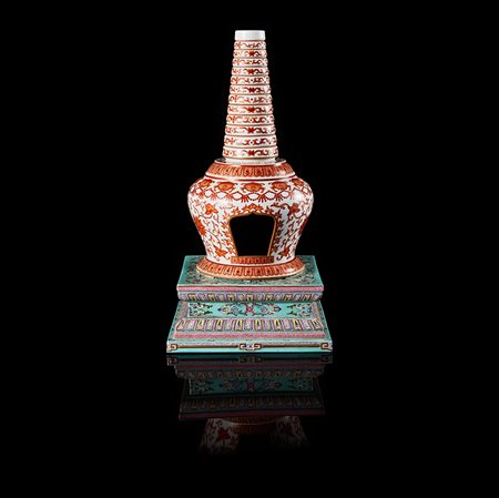 Raro modello di stupa buddhista in porcellana decorato con fiori e foglie di...