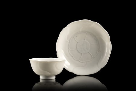 Raro set di coppetta per vino e piattino in finissima porcellana,...