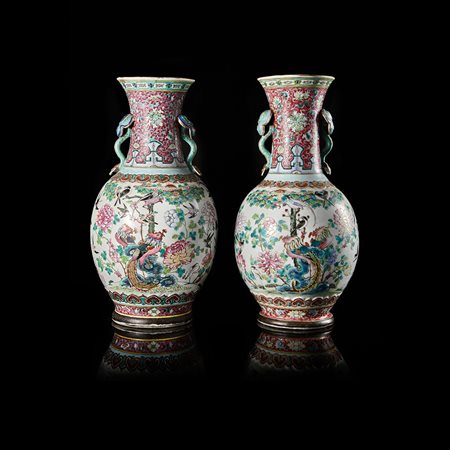 Due vasi in porcellana Famiglia Rosa su fondo color rubino con anse a guisa...