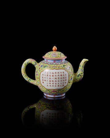 Teiera con coperchio in porcellana Famiglia Rosa su fondo verde chiaro,...