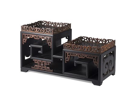 Mobiletto in legno zitan dal colore bruno intenso, composto da mensole di...