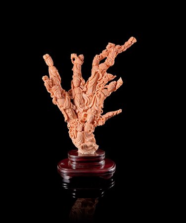 Grande ramo in corallo rosa scolpito con dame dalle lunghe vesti con cesti di...