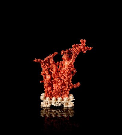 Importante ramo di corallo rosso finemente scolpito con tre dame dalle lunghe...