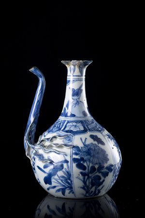 Versatoio kendi in porcellana stile kraak, il collo terminante con petali a...