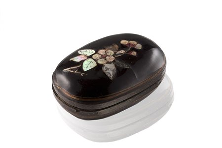 Piccola scatola ovale laccata in nero (luotian) e dipinta in oro (miaojin),...