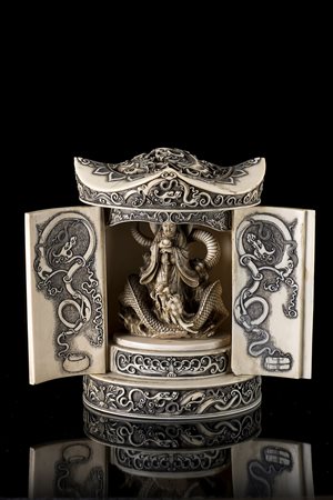 Piccolo tempio in avorio, all'interno divinit‡ Buddhista con drago, finemente...
