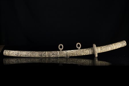 Spada tachi con montatura in avorio lavorato, dalla forma ad arco,...