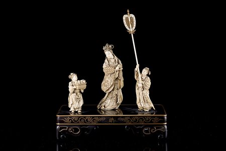 Dama dalle lunghe vesti accompagnata da due attendenti, una con ventaglio,...