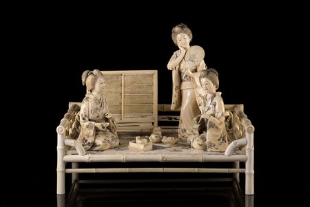 Okimono in avorio raffigurante geishe in preparazione della cerimonia del tË,...