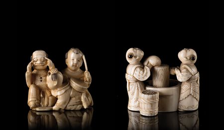 Due netsuke in avorio, uno con bambini che giocano con trono d'albero,...