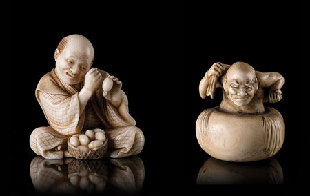 Due netsuke in avorio, uno raffigurante rakan che si asciuga la schiena,...