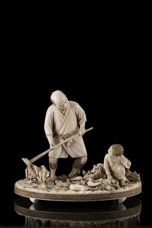 Okimono in avorio raffigurante contadino in orto, accompagnato da fanciullo,...