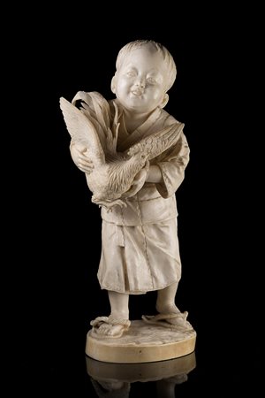 Okimono in avorio raffigurante fanciullo con gallo, firmato alla base...