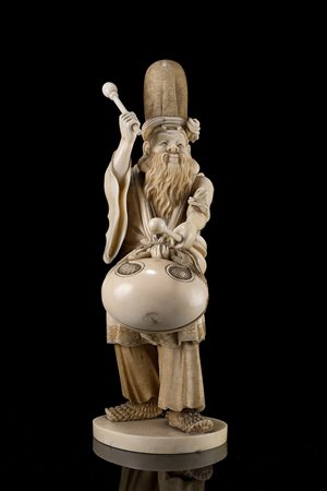 Okimono in avorio raffigurante un suonatore di tamburo dalla lunga barba,...