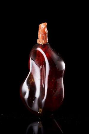 Snuff bottle in ambra dal colore scuro Cina, sec. XIX Provenienza: collezione...