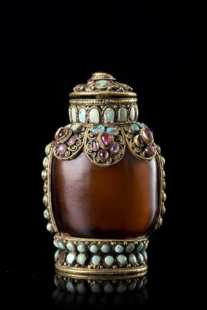 Snuff bottle in corniola, montata con turchese e tormaline Cina, sec. XIX...