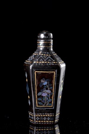 Snuff bottle sfaccettata in lacca nera con decorazione in madreperla (lievi...