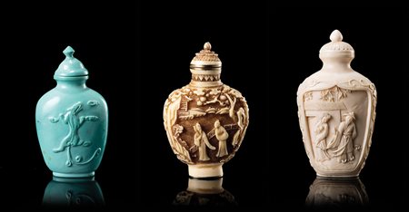 Gruppo d tre snuff bottles, in turchese e avorio intagliato Cina, sec. XX...